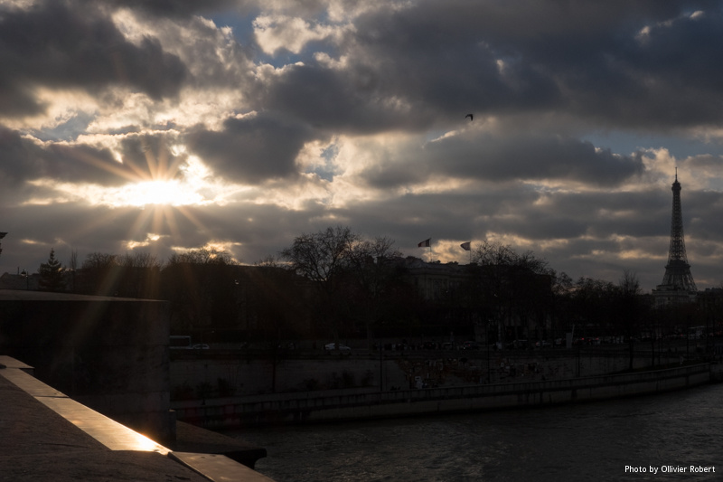 Cache-cache entre les nuages Cache-cache entre les nuages